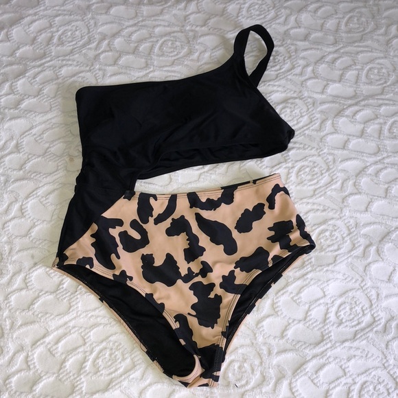 Pink Lily leopard/black belly cutout one piece - size s - Picture 2 of 6